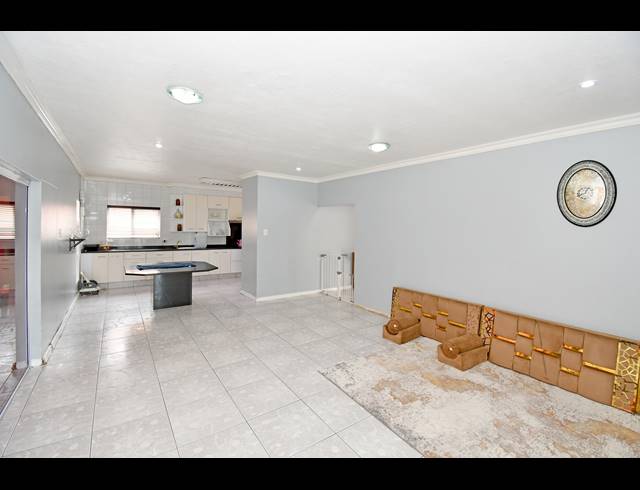 6 BEDROOM HOUSE FOR SALE IN CROWN NORTH